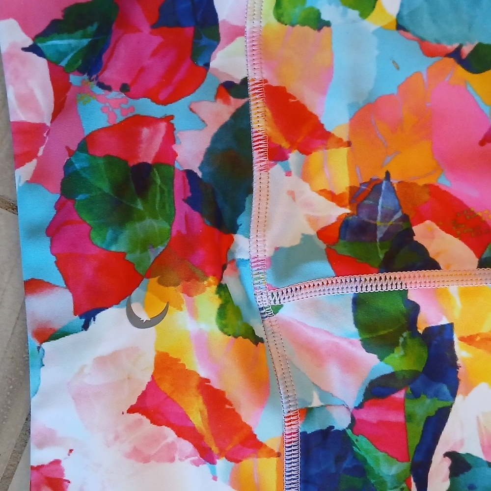 Zyia active light & tight hustle Floral Women's Shorts Nwot - Picture 2 of 3